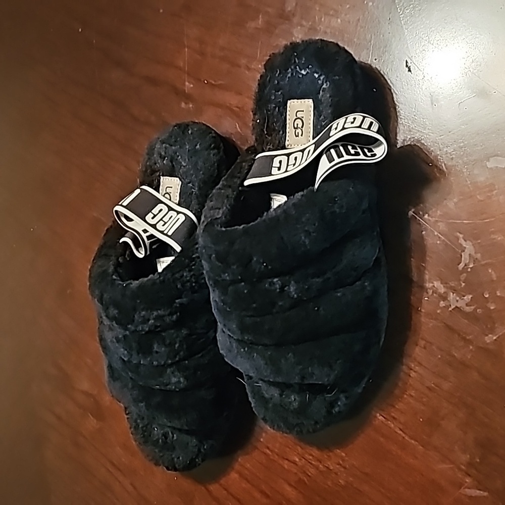 UGG SLIPPERS